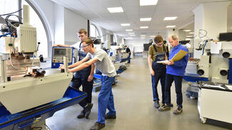 Szene aus einer Berufsschule (Foto: iStock/industryview)